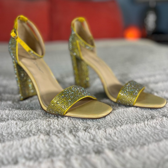 Betsey Johnson Rina 9m Heels Yellow Rhinestone NEW - Picture 3 of 9